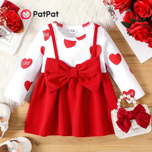 Vestido con estampado de corazones y lazo.